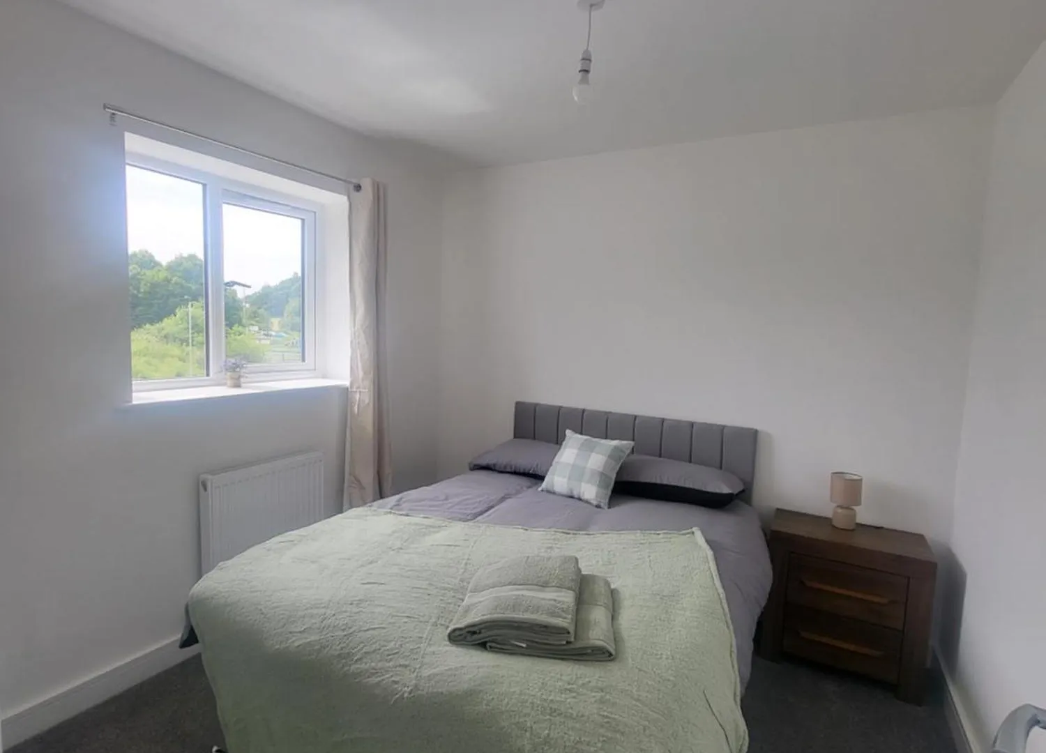 New Build 3-Bed In Rotherham Fast Wifi, Garden & Driveway 0*,